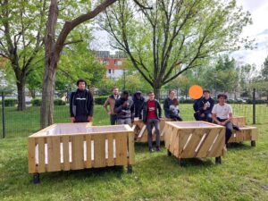 Chantier participatif de menuiserie pour embellir la résidence
