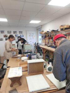 peindre un meubleavec la communauté des castors de trappes