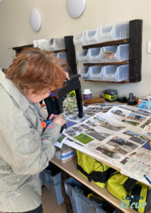 Pierrette peint un meuble