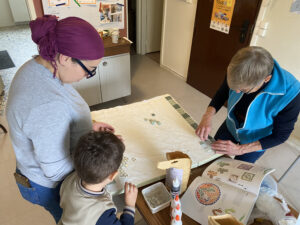 Atelier d'embellissement du logement avec des matériaux de récup dans une résidence sociale