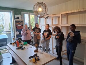 chantier participatif de menuiserie dans une résidence sociale