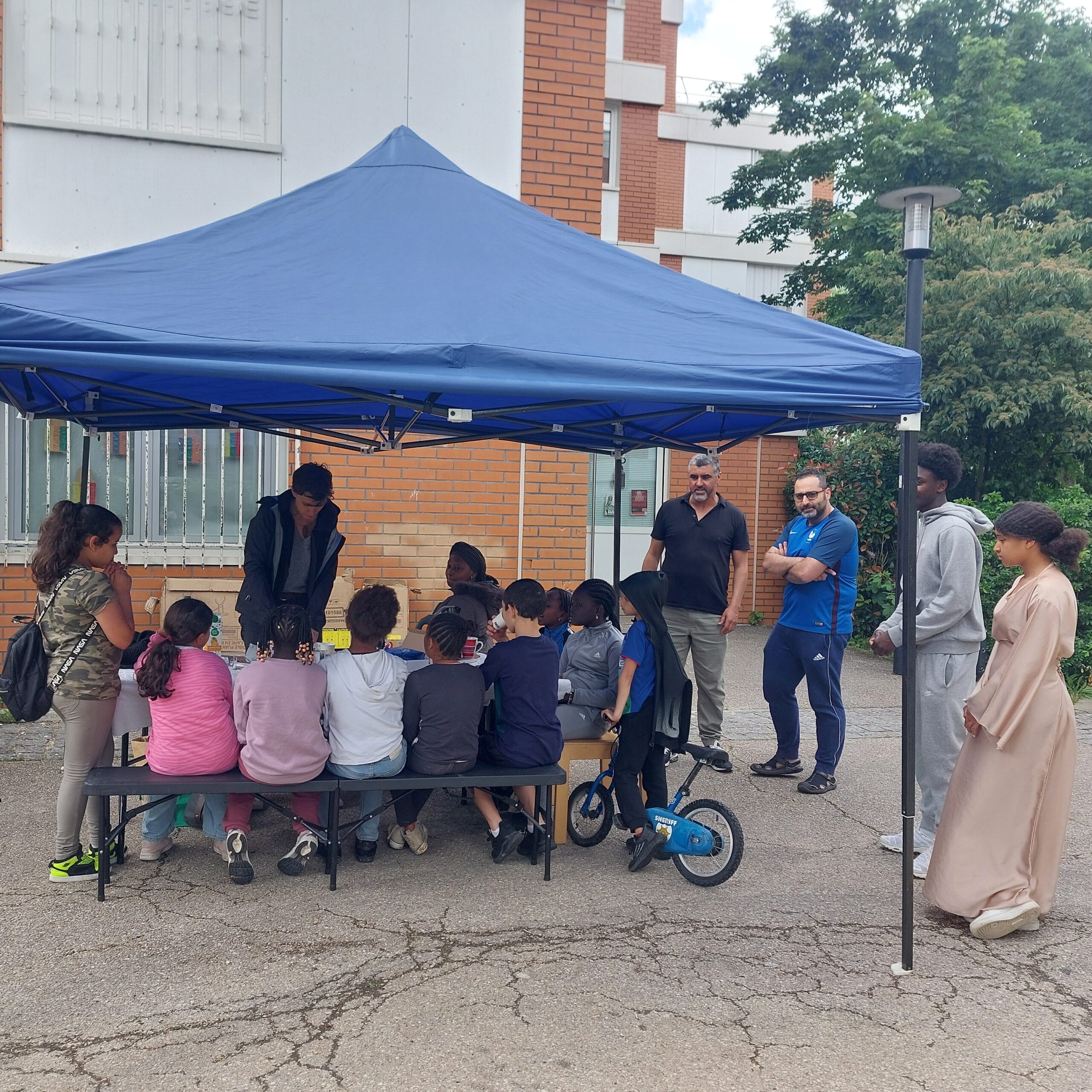 Atelier sur les écfonomies d'énergiedevant le centre socio-culturel Anette Moro à Trappes