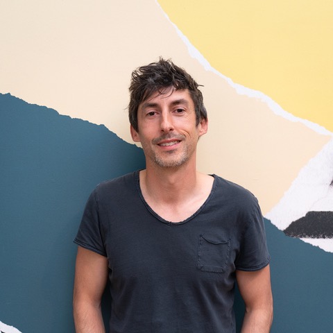 Photo de Nicolas. Fresque derrière lui