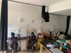 upcycling textile au sein de l'espace couture résidence de la longue mare